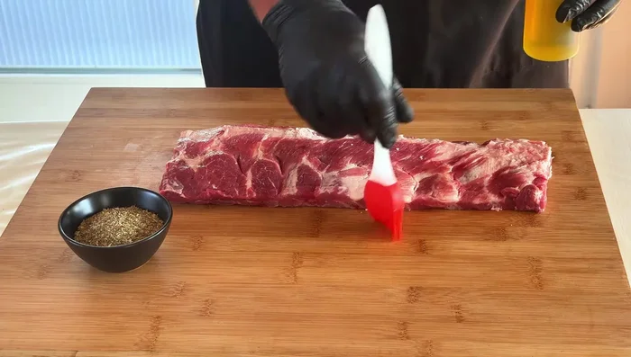 Spennella le costine con un velo d'olio. (131.28)