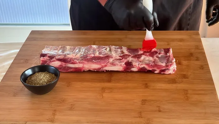 Prepara un mix di spezie (rosmarino, salvia, timo, semi di finocchio in polvere, sale e pepe) e cospargilo uniformemente sulle costine. (143.16)