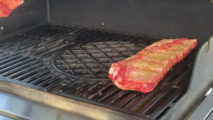 Cottura diretta: Posiziona le costine sulla griglia con la parte carnosa a contatto con il calore diretto per 10-20 minuti, creando una bella crosta. Capovolgi e rosola anche l'altro lato. (205.72)
