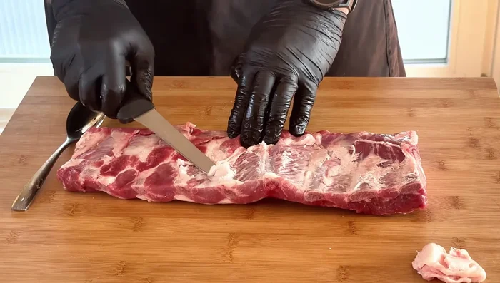 Rimuovi il grasso superficiale in eccesso e eventuali brandelli di carne che sporgono. (51.6)