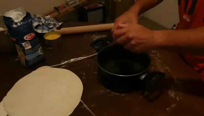 Preparare il sugo: in un pentolino, far riscaldare la passata di pomodoro. Aggiungere sale a piacere.