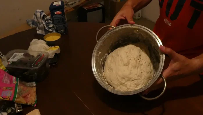 Preparare l'impasto per la pizza seguendo le indicazioni del video (si consiglia di visionare il video per dettagli).