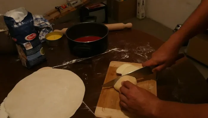Aggiungere la scamorza affumicata tagliata a fette sottili.