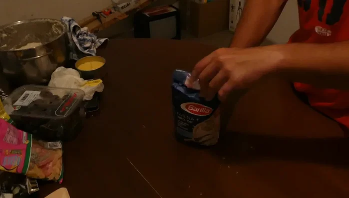 Stendere la pasta per la pizza con un mattarello, cercando di ottenere uno spessore uniforme.
