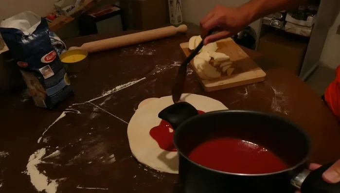 Aggiungere la mozzarella a pezzetti.