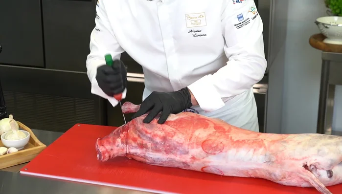 Sezionare l'agnello ricavando i tagli primordiali: collo, interiora (cuore, polmoni, milza, fegato), spalle, cosce, stinchi e sella. (137.27)