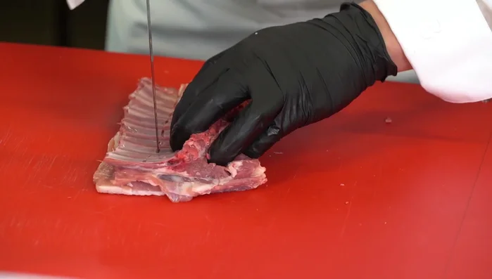 Creare il carré d'agnello scalzato: denudare gli ossi dalla parte di grasso e carne. (329.36)