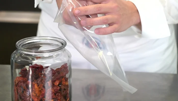 Cuocere i peperoni cruschi: inserirli in un sacchetto da cottura con acqua, chiudere sottovuoto e cuocere in forno a 75 gradi per 20 minuti. (376.27)