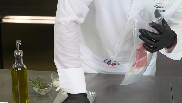 Cuocere le costine: inserirle in un sacchetto sottovuoto con aglio, timo, sale e olio, e cuocere in forno a 75 gradi per 15 minuti. (435.97)