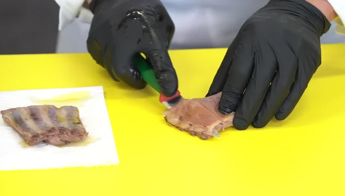 Scaldare le costine: scalzare e friggere a 180 gradi per qualche minuto. (576.28)