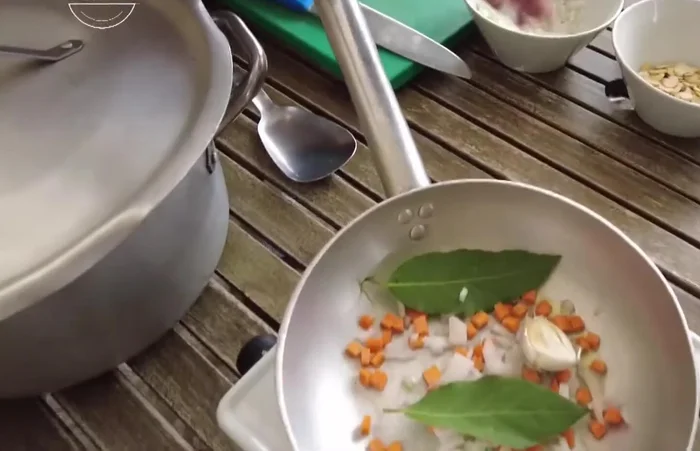 Aggiungere uno spicchio d'aglio in camicia alle verdure.