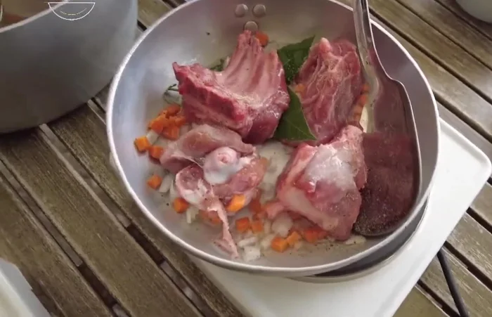 Coprire la carne con brodo vegetale e continuare la cottura per circa un'ora (o più a seconda della pezzatura dell'agnello), a fuoco lento, con coperchio, girando di tanto in tanto.