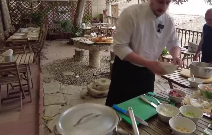 Preparare le verdure: tagliare a pezzi carote, cipolle e sedano. Aggiungere qualche foglia di sedano per profumare la carne.