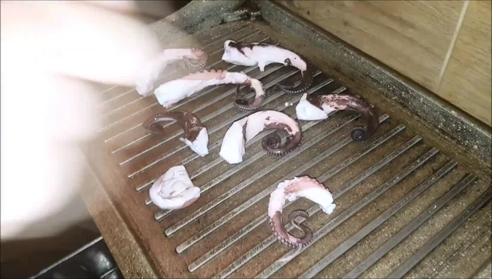 Cuocere i tentacoli del polpo sulla griglia calda per circa 5 minuti per lato.