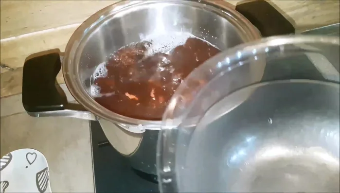 Una volta cotto, far raffreddare il polpo in acqua fredda.