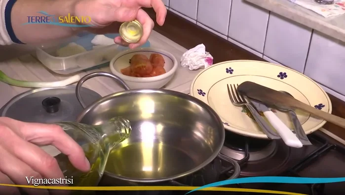 Soffriggere il baccalà: In una padella, con un filo di olio, soffriggere il baccalà senza farlo friggere troppo, solo fino a che non si ammorbidisce leggermente. ([200.28], [203.519], [217.739])