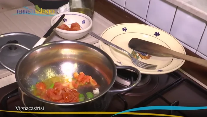 Cuocere il baccalà: Lasciare cuocere il baccalà con i pomodori a fuoco lento, aggiungendo acqua se necessario. ([341.58], [422.039])