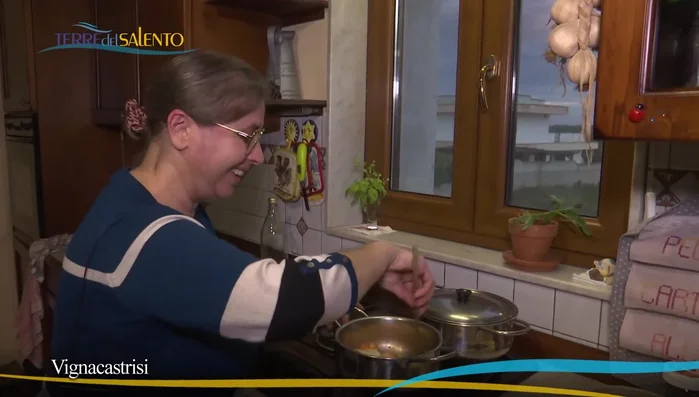 Cuocere i vermicelli: Cuocere i vermicelli nell'acqua di cottura del baccalà. ([429.84], [857.519])