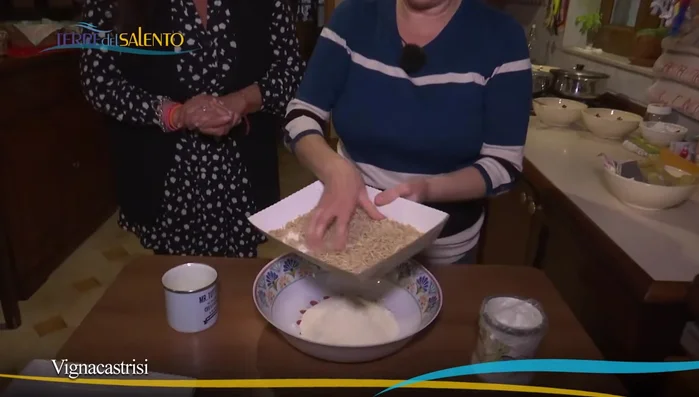 Preparazione dei vermicelli: Preparare l'impasto per i vermicelli (farina, acqua e sale) e stendere la pasta. ([509.819], [529.339], [737.339], [750.079])