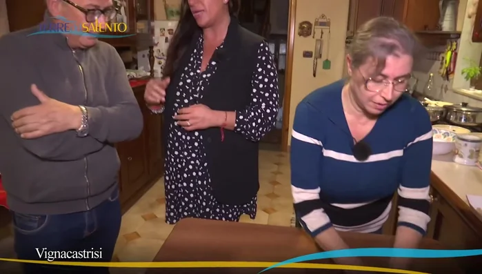 Condire i vermicelli: Una volta cotti, condire i vermicelli con il baccalà e il suo sugo. ([863.06], [871.68])