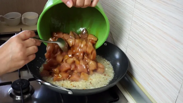 Aggiungere il pollo marinato alla padella (127.52) e farlo rosolare per circa 10 minuti, mescolando di tanto in tanto (139.39).