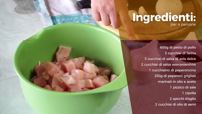 Tagliare il pollo a cubetti.