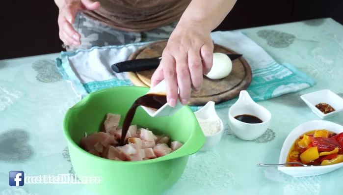 In una ciotola, marinare il pollo con la salsa di soia dolce, la salsa Worcestershire, il peperoncino, il succo dei peperoni grigliati e un pizzico di sale. Lasciare marinare per almeno un'ora (60.57).