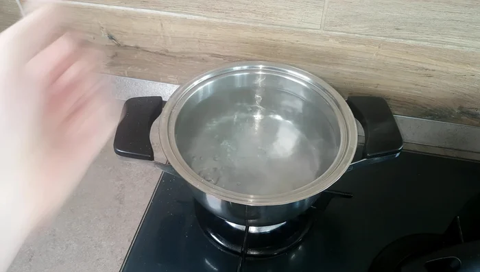 Salare l'acqua bollente e cuocere la pasta al dente.