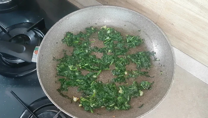 Scolare la pasta al dente e trasferirla nella padella con gli spinaci.