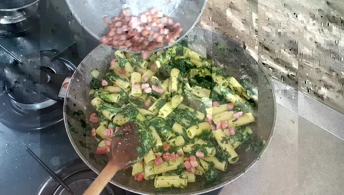 Aggiungere la pancetta croccante.