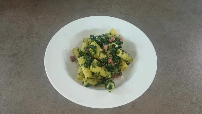 Mescolare, impiattare e servire con altro parmigiano.