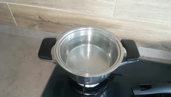 Portare sul fuoco una pentola piena d'acqua e attendere che arrivi a bollore. Per velocizzare, coprire con il coperchio.