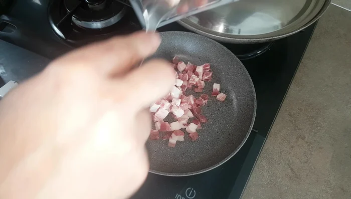 In una padellina piccola, abbrustolire la pancetta a cubetti a fiamma vivace per 7-8 minuti.