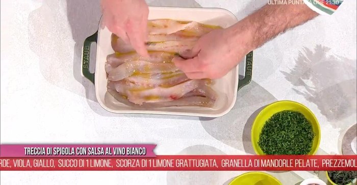 Preparazione della panatura: preparare la panatura con mollica di pane in cassetta, erbe aromatiche (prezzemolo, maggiorana, menta) tritate finemente. Asciugare la panatura in forno a 50 gradi per 10 minuti.
