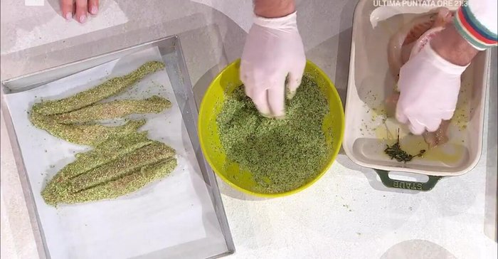 Formazione della treccia: panare i filetti di spigola e intrecciarli a trecce.