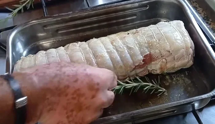 Aggiungere rosmarino, aglio, pepe, sale e un buon filo d'olio d'oliva alla teglia.