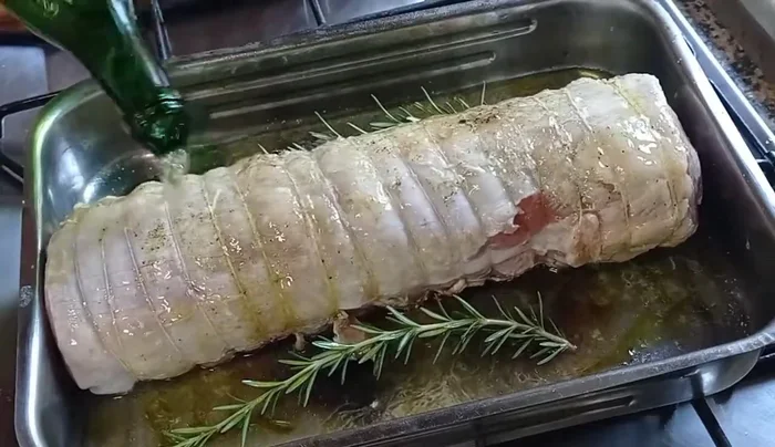 Sfumare con il vino bianco secco, mescolando delicatamente per amalgamare gli ingredienti.