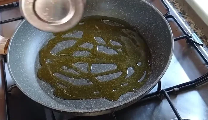 Nel frattempo, preparare i funghi porcini in una padella. Non scongelare completamente i funghi congelati prima della cottura per evitare che diventino molli.