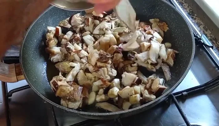 Cuocere i funghi lentamente in padella, facendo attenzione a farli cuocere a lungo per eliminare eventuali tossine termolabili.