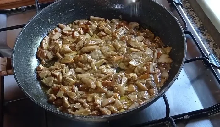 Una volta cotti i funghi e l'arrosto, aggiungere i funghi al sugo di cottura dell'arrosto.