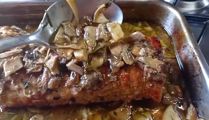 Tagliare l'arrosto a fette una volta che si è leggermente raffreddato.