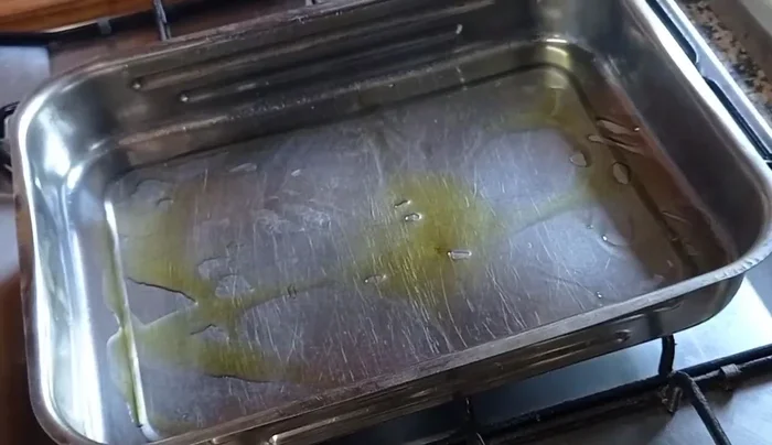 Preriscaldare il forno. Ungere una teglia rettangolare con olio d'oliva.
