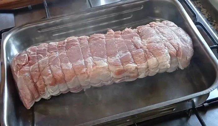 Rosolare l'arrosto di maiale in teglia per circa un minuto per lato, per sigillare la carne e mantenere i succhi all'interno.