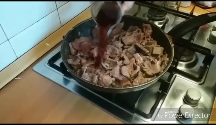 Aggiungere il vino rosso.