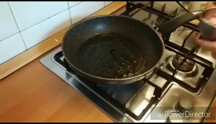 Imbiondire le cipolle con l'olio d'oliva.