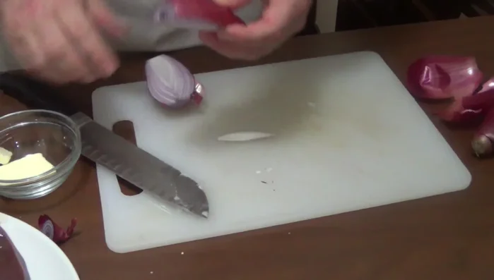 Pulire e tagliare finemente la cipolla. Un trucco per evitare di piangere è quello di passare il coltello sotto acqua fredda corrente prima di tagliare la cipolla.