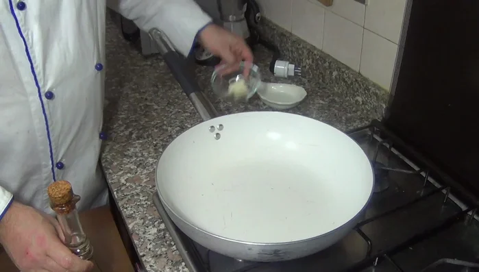 In una padella, sciogliere la noce di burro con un filo d'olio extravergine di oliva.