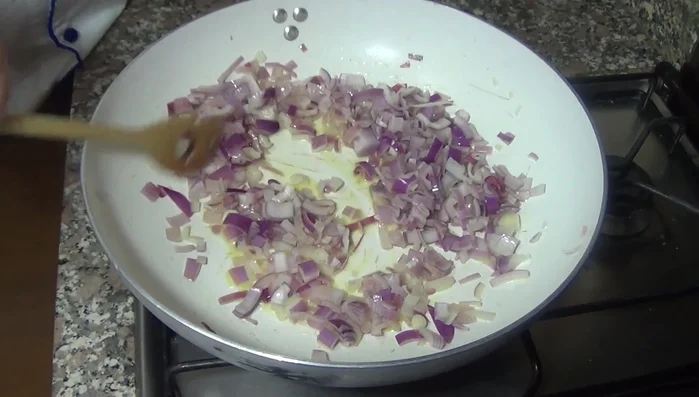 Aggiungere la cipolla e farla rosolare bene, come per un risotto, fino a quando sarà appassita e leggermente caramellata.