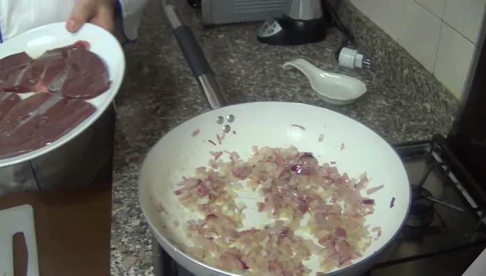 Aggiungere il fegato alla padella e cuocerlo per circa 2 minuti per lato. Il fegato non deve essere né troppo cotto né crudo.