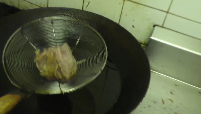 Friggere i pezzi di anatra in olio caldo per circa 5 minuti.